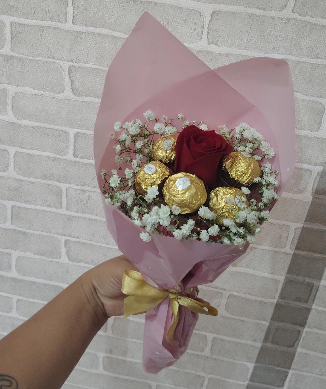 Rosa Unitária com 6 Ferreiro Rocher uni.